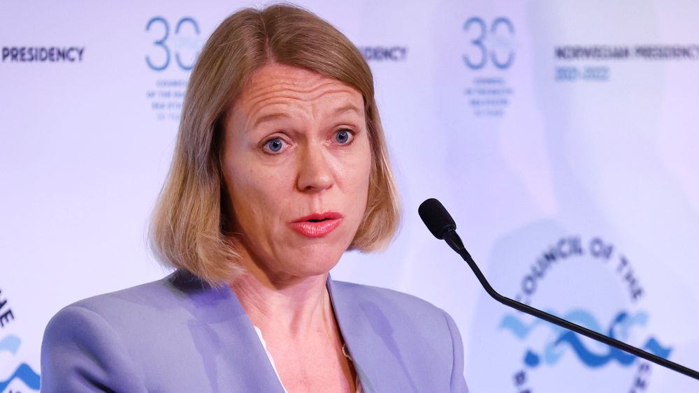 – Norge fortsetter å stå sammen med EU og andre allierte om sanksjonene mot Russland, sier utenriksminister Anniken Huitfeldt.
