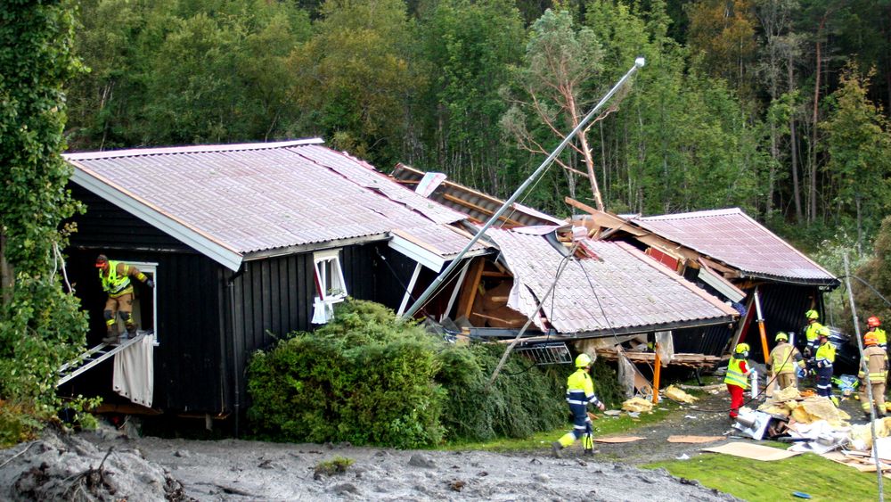 Et ras traff fredag 2. september et hus i Valsøyfjorden i Heim kommune i Trøndelag. En kvinne i 80-årene omkom.