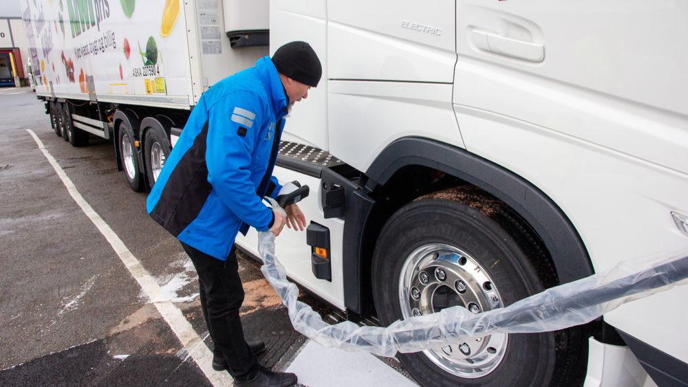 I Norge må elektriske lastebiler som regel lade på egen, privat grunn. Her sørger Kjetil Bergflødt, salgs- og produktsjef for alternative drivlinjer i Volvo Norge, for lading av en 52-tonns el-lastebil ved Askos regionslager i Ski.
