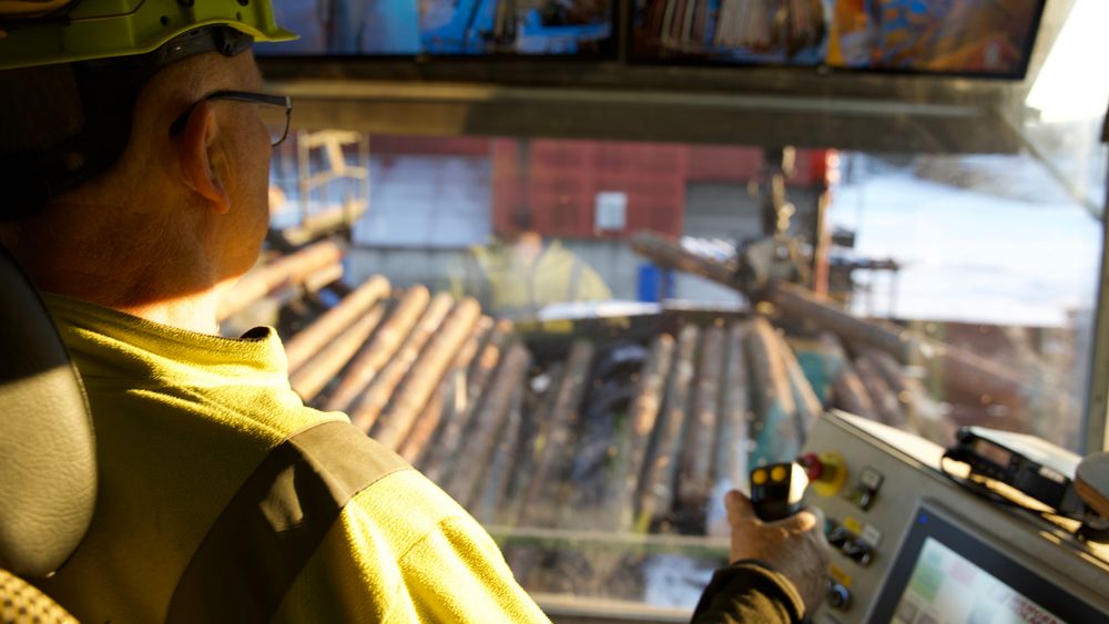Pyrolyseanlegget skal bruke restråstoff fra sagbruket til å produsere biokarbon for smelteverksindustrien. Her styrer en operatør kranene på sagbruket.