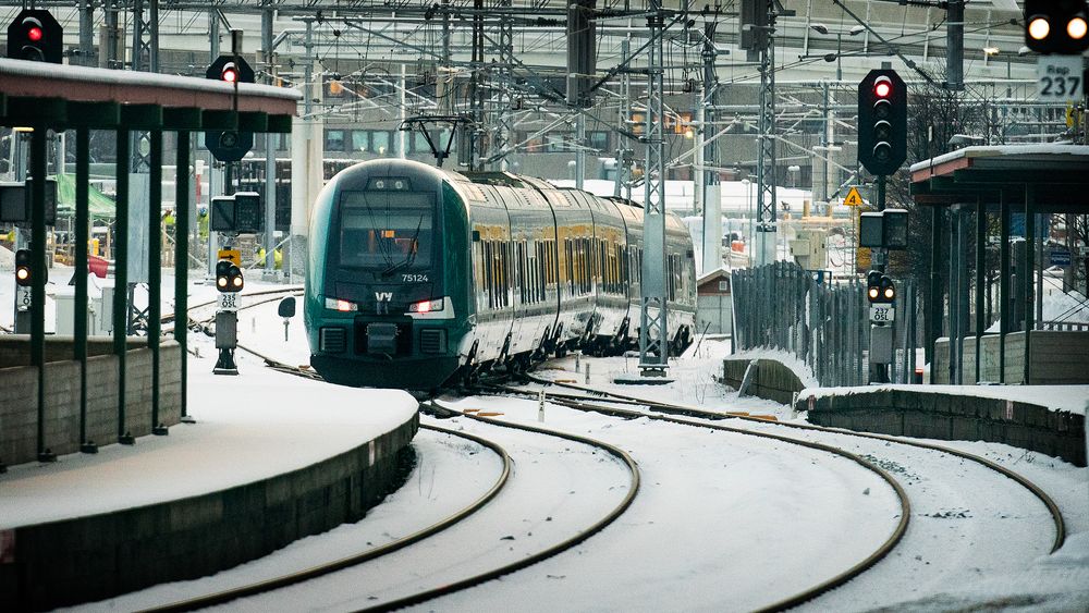 Klokken 13, nesten 4,5 timer etter at toget stoppet i Romeriksporten, kunne passasjerene endelig gå av toget på Oslo S. 