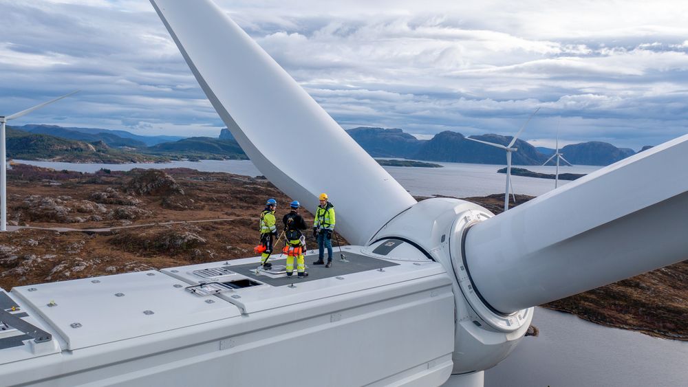 Olje- og energiminister Terje Aasland (Ap) fikk en luftig opplevelse da han var oppe på den ene vindturbinen i forbindelse med åpningen av Lutelandet vindkraftverk. I bakgrunnen ser vi deler av industriområdet der 1300 mål så langt er opparbeidet.