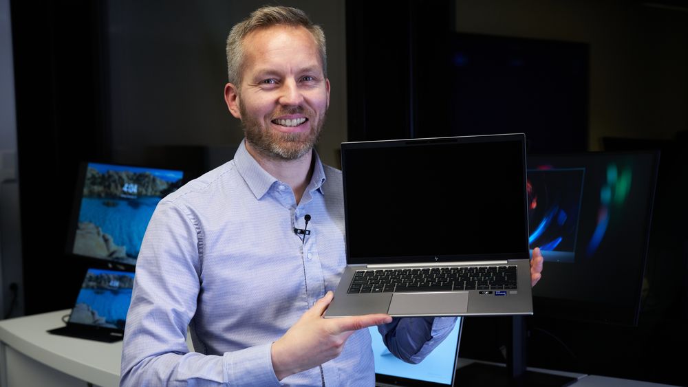 Håvard Persen fra HP Norge viser frem niende generasjon av bærbare workstations. 