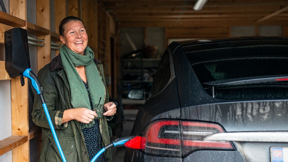 Cecilie Tande kan endelig lade bilen sin samtidig som hun lager mat. Løsningen er full av spenning.