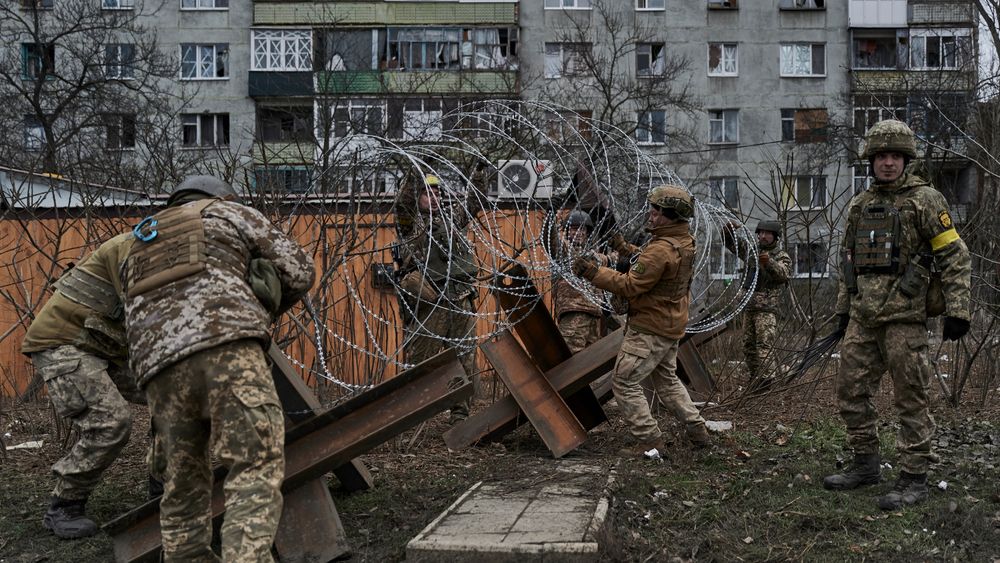 Ukrainske soldater bygger barrikader i Bakhmut i Donetsk onsdag 21. desember. Det har pågått harde kamper med mange falne på begge sider ved Bakhmut de siste ukene, som russerne i flere måneder har prøvd å erobre. Myndighetene i Kyiv opplyste nylig at Bakhmut og byen Avdijivka, begge sør for byen Lyman, nå var «episenteret» for krigen i Ukraina.