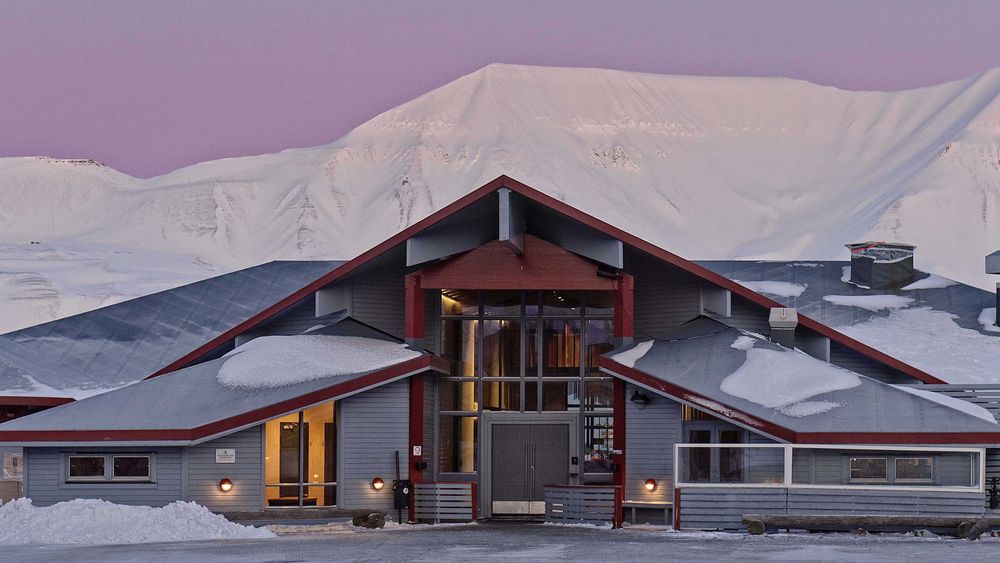 Sol og snø er en effektiv kombinasjon for solceller. Nå skal Store Norske legge 650 solcellepaneler på taket til Radisson Blu Polar hotell Spitsbergen.