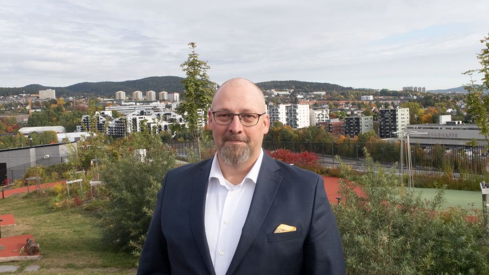 Georg Svendsen, leder for infrastruktur i Telia Norge på taket av Telias bygg på Økern i Oslo. Nå har Telia kunngjort at de stenger 2G-nettet i 2025, noenlunde samtidig med Telenor.