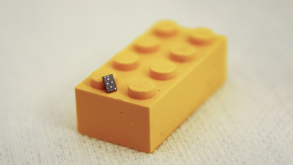 Sammenlignet med en legokloss blir resonans-sensoren bitteliten. Den kan være trådløs og koblet til en energihøster eller et lite batteri.