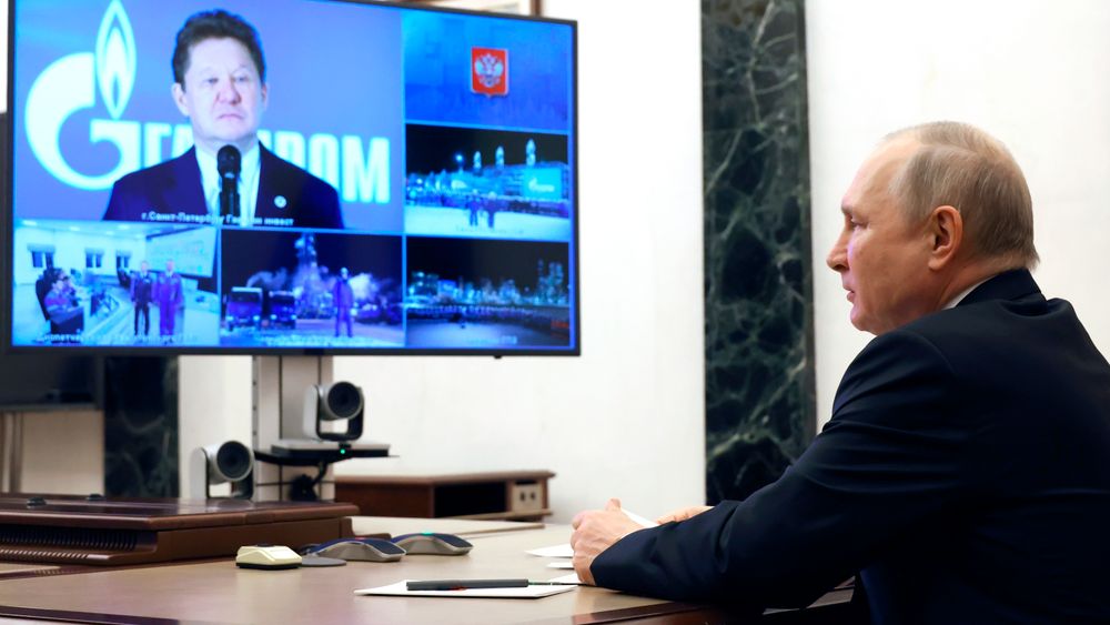 Russlands president Vladimir Putin snakker med Gazproms toppsjef Aleksej Miller under åpningen av Kovykta-gassfeltet øst i Sibir 21. desember. 
