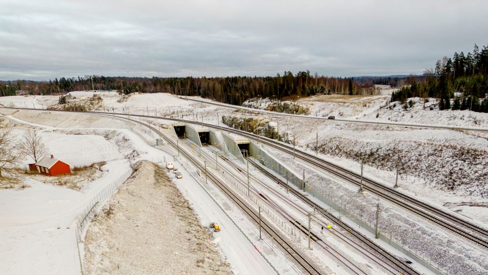 Inngangene til Blixtunnelen og Roåstunnelen fra Ski i retning Oslo S. Follobanen ble åpnet 12. desember, men ble stengt åtte dager senere. Prestisjeprosjektet holdes stengt inntil videre.