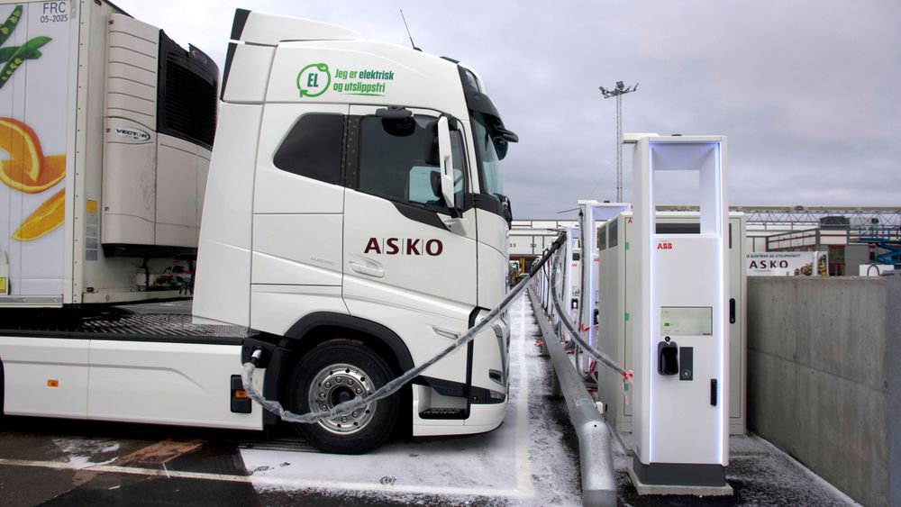 Batterirevolusjonen har nådd tungtransport-segmentet. På bildet fra november lader en splitter ny 52-tonns el-lastebil ved Askos regionsenter i Vestby i Akershus.