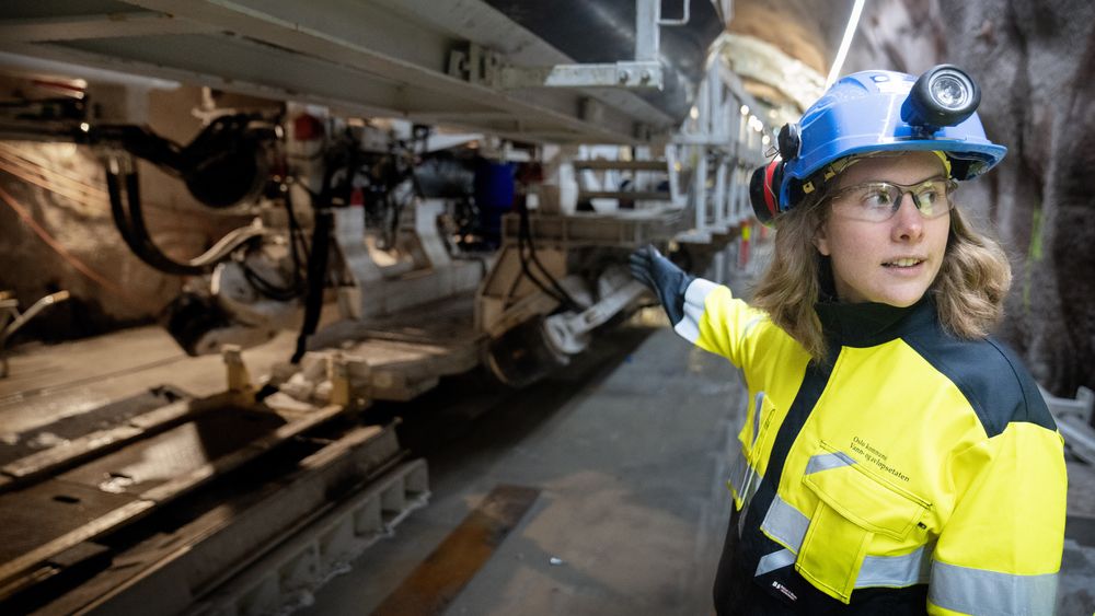 Byggeleder Guro Isachsen i monteringshallen. Bak selve tunnelboremaskinen følger 23 vogner som inneholder hydraulikk, kraftforsyning og alle tekniske støttefunksjoner. I tillegg er det også kontorvogner for henne selv og prosjektledelsen.