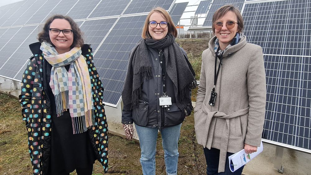 Sigrid Rønneberg, Mari Øgaard og Marie Syre Wiig tror tosidige solceller går en lys tid i møte.