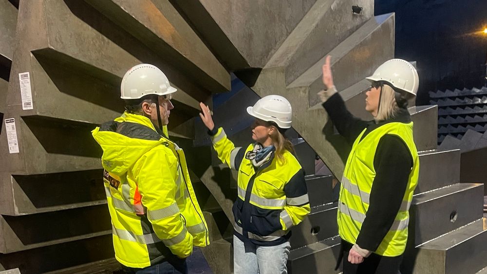 Johannes Tofte (f.v.), Nina Solvang og prosjektleder Karianne Ormseth fra MIL foren en betongstruktur som snart kan støpes uten forskaling og med mer komplekse former.