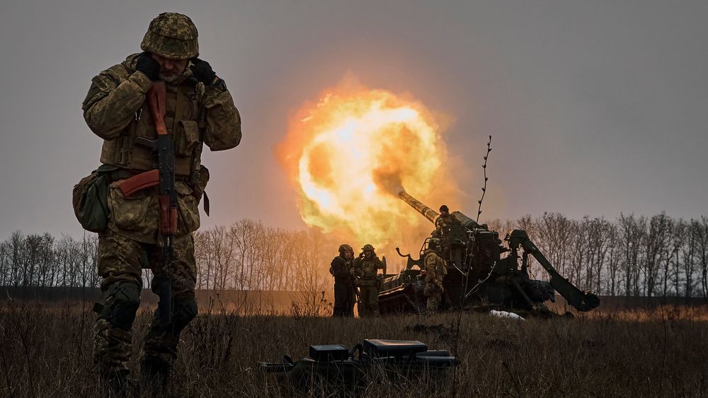 Ukrainske artillerister skyter med 2S7 Pion 203 mm selvdreven haubits i nærheten av Bakhmut. Bildet er tatt 16. desember.