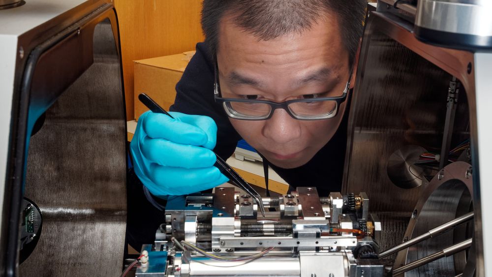 Her monterer forsker Dong Wang en mikrostrekkmaskin i et skanningelektronmikroskop. Dette kan registrere sammenhengene mellom spenning og tøyning, som er viktig for å forstå oppførselen til et materiale, ikke minst hvordan hydrogen påvirker egenskapene. Hele forløpet dokumenteres med både bilder og video, så kan forskerne teste med og uten hydrogen, og se forskjellene.