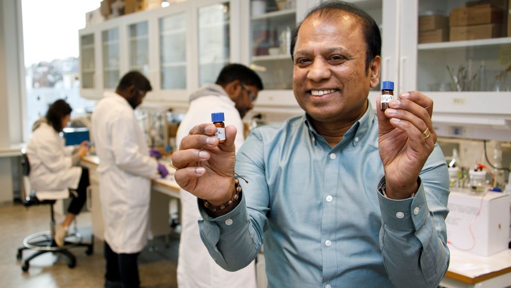 Professor Dhayalan Velauthapillai leder laboratoriet på Høgskolen på Vestlandet og nestleder for Hyvalues fagfelt om nye metoder for å produsere grønn hydrogen. Et mål er å finne bedre nanomaterialer til elektrodene som produserer oksygen og hydrogen.