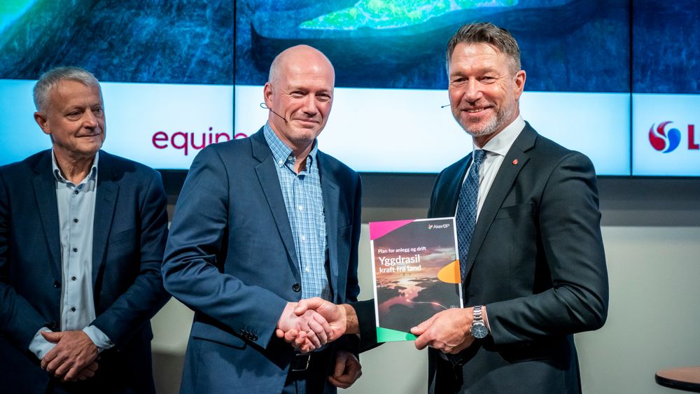 Olje- og energiminister Terje Aasland mottok utbyggingsplanen for Yggdrasil-feltet fra Lars Høier i Aker BP i desember. Det er ett av kun to planer som får oljepakke-skatt, som skal behandles i Stortinget.
