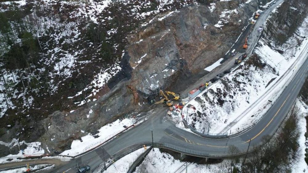 Blakstadkleiva 12. januar 2023..Det meste av deformasjonen fra juli er sprengt ned. Nå jobbes det med å gjøre klar veien for trafikk. 