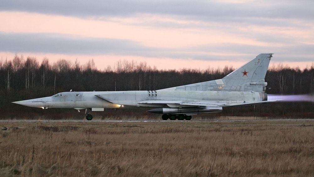 Arkivfoto av et russisk Tu-22M3 med et 11,65 meter langt Kh-22/AS-4-missil.