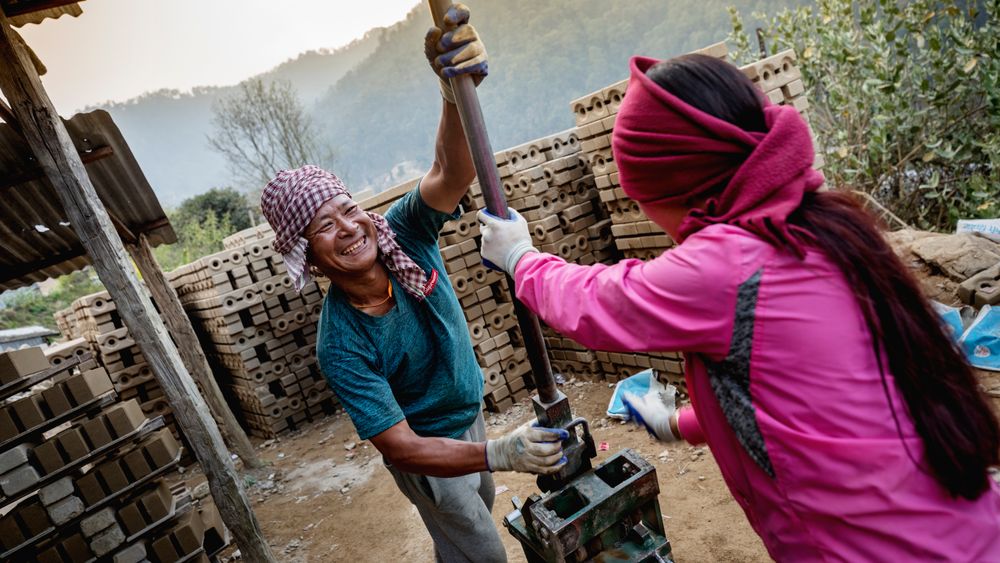 Nepalske entreprenører i aksjon. Kvinnelige entreprenører regnes gjerne som mer bærekraftig enn mannlige, siden de har ansvar for barn, hus og hjem – noe som gjør at de blir værende i landsbyen og kan holde et stabilt entreprenørskap.