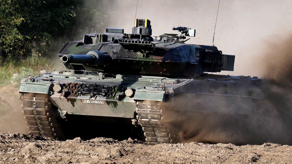 Tyskland vil bare åpne for å forsyne Ukraina med Leopard-stridsvogner (bildet) dersom USA sender Abrams-stridsvogner til landet, sier tyske regjeringskilder