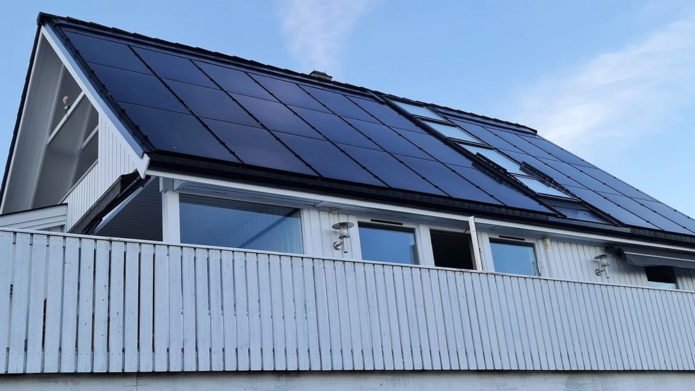 Solceller fra Ja Solar ligger på mange norsk hustak. Distributøren mener beskyldningene om brudd på mennskerettigheter er uberettiget. 
