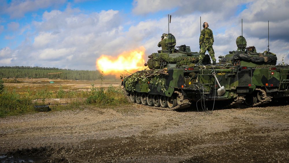 Stridsfordon 90 på øvelse nord for Kallix i august 2022. Sverige varslet torsdag at de donerer 50 slike CV90 stormpanservogner.