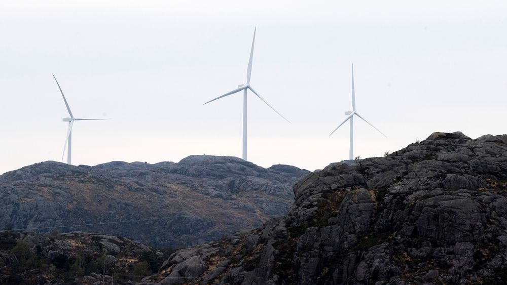 Disse vindturbinene i Egersund vindkraftverk i Rogaland har en tårnhøyde på 93 meter og vingene er 67 meter lange.