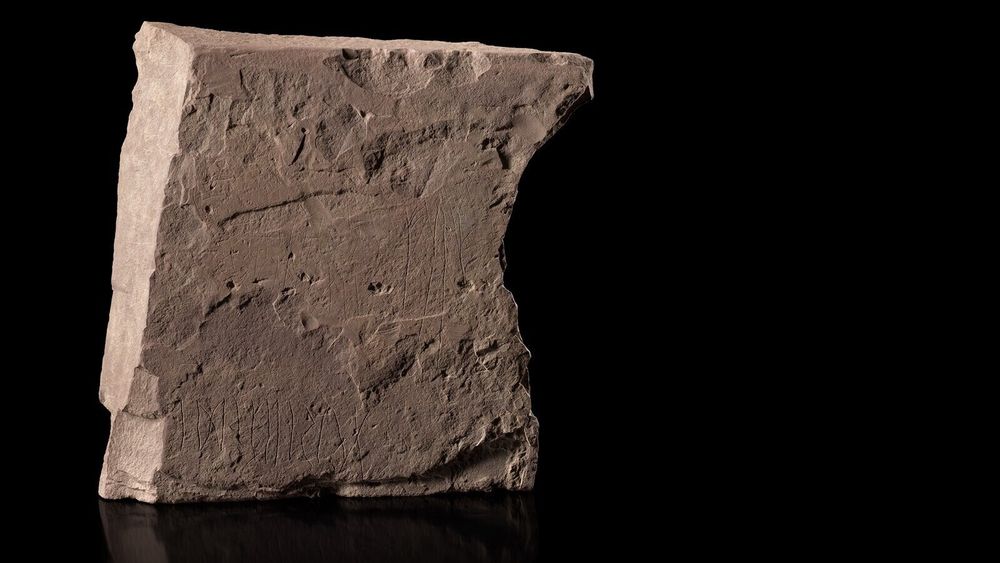 Denne steinen med opptil 2000 år gamle innskrifter er fra den aller eldste tiden i runeskriftens gåtefulle historie.