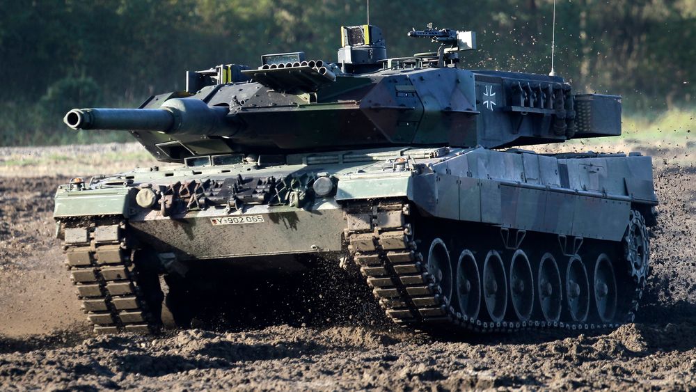 Flere land vil gi tyskproduserte Leopard 2-stridsvogner (bildet) til Ukraina, og den tyske regjeringen vil ifølge Bloomberg News gi grønt lys i løpet av uka.