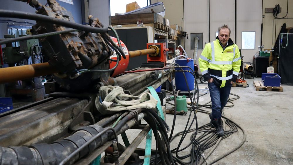 Roger Søyland fikk ideen til en ny type oppdrettsanlegg da han boret i det som skal bli Stad skipstunnel. Her er han med boremaskinen.