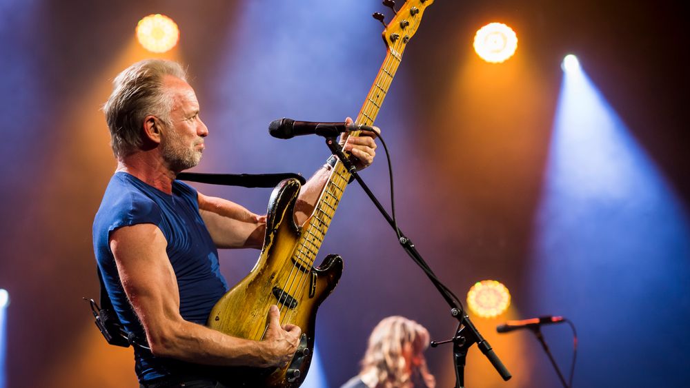 Britisk/amerikanske Sting under en konsert i sommer på jazzfestivalen Montreux  i Sveits. Microsoft bladde opp en ukjent sum for at 50 av selskapets topper skulle kose seg i Davos i forrige uke. Dagen etter kom nyheten om at selskapet kuttet 10.000 ansatte.