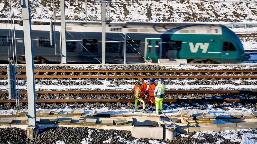 Bane Nor jobber for å åpne Follobanen 5. mars, forteller selskapet til TU. Bildet er fra utbedringsarbeider på Follobanen ved Ski stasjon torsdag 26. januar 2023, hvor kabler ble skiftet ut.
