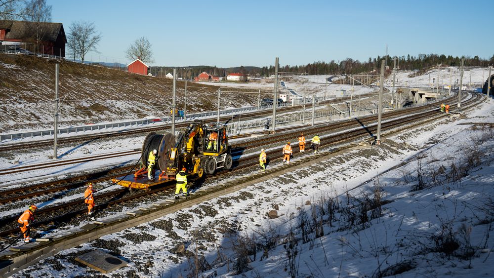 Mange kilometer med kabler måtte skiftes ut etter at det brant i det tekniske bygget ved Ski stasjon. 