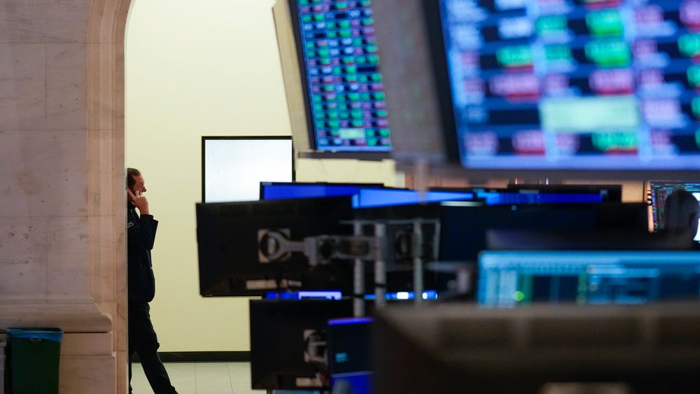 En mann snakker i telefonen på meglergulvet under kaoset på New York Stock Exchange tirsdag denne uken.