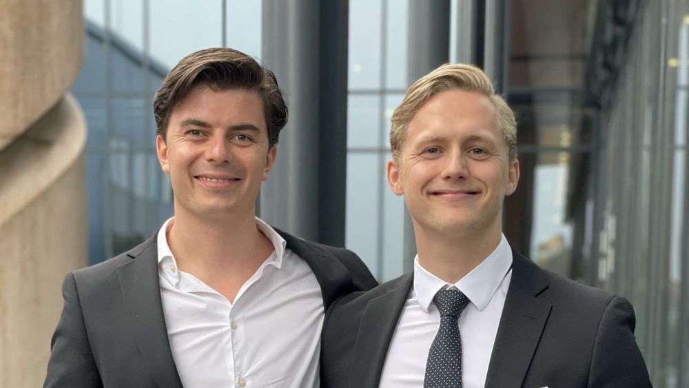 Martin Eileraas (t.v) og Jarl Andreassen gikk rett i fast jobb etter å ha fullført mastergraden i cybersikkerhet og ledelse.