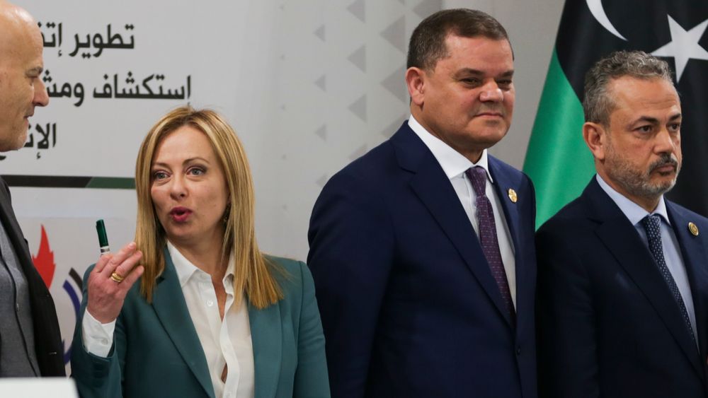 Italias statsminister Giorgia Meloni sammen med en av Libyas to rivaliserende statsministere, Abdul Hamid Dbeibah, på en pressekonferanse i Tripoli lørdag.