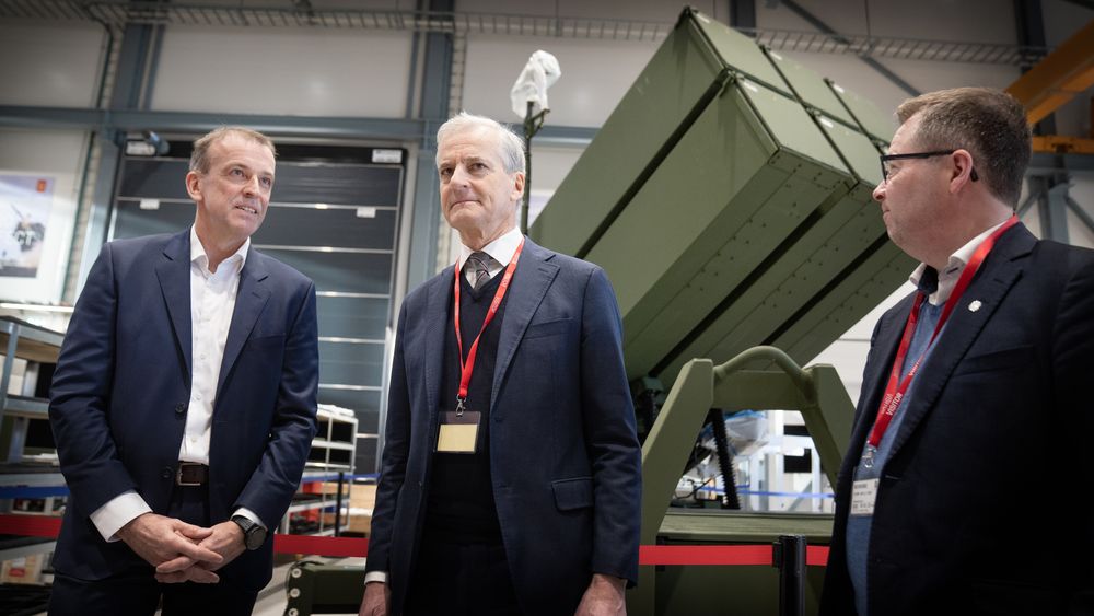Statsminister Jonas Gahr Støre og forsvarsminister Bjørn Arild Gram (til høyre) besøkte mandag Kongsberg Defence & Aerospace. Til venstre direktør Eirik Lie.