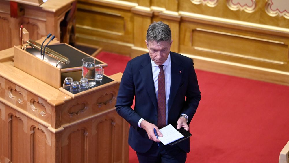 Olje- og energiminister Terje Aasland mener ikke det er nødvendig at Stortinget skal behandle planene for elektrifisering på Melkøya.