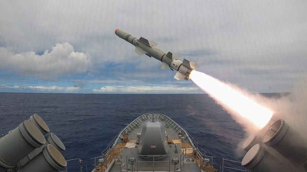 Den australske fregatten HMAS Stuart gjennomfører skarpskyting med et Harpoon-missil under Rimpac-øvelsen i 2020. Som så mange andre krigsskip skal denne Anzac-fregatten nå i stedet bestykkes med Naval Strike Missile (NSM).