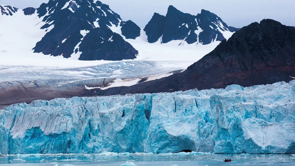 Satellitt-overvåkning gjør det lettere å måle hvordan isbreene, som denne på Svalbard, endrer seg. Jo bedre målingene er, jo bedre blir klimamodellene.