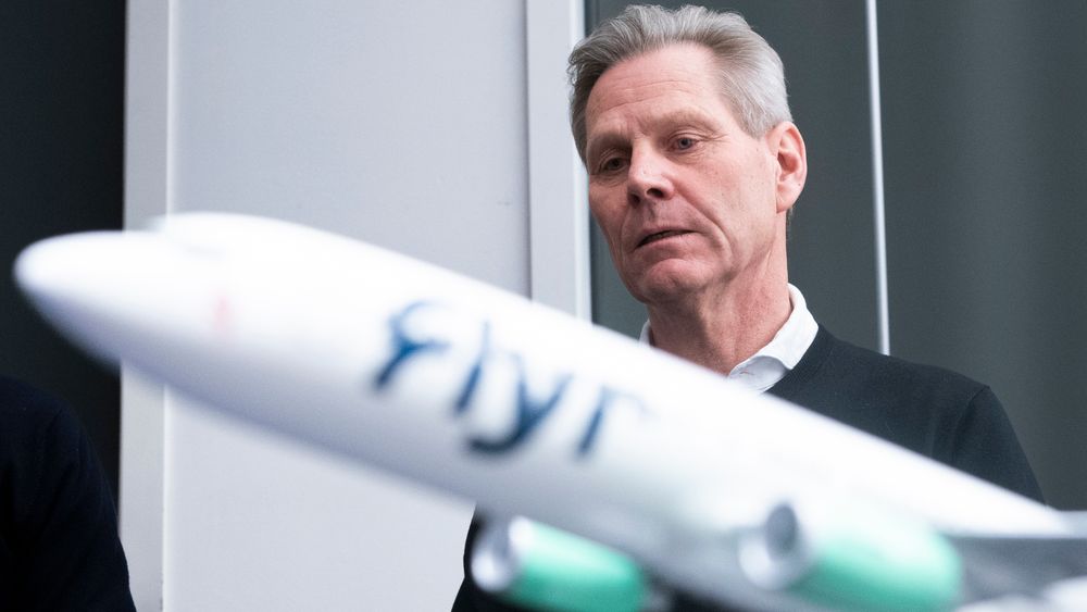 Styreleder Erik Braathen i flyselskapet Flyr møter pressen i forbindelse med at styret begjærer oppbud.