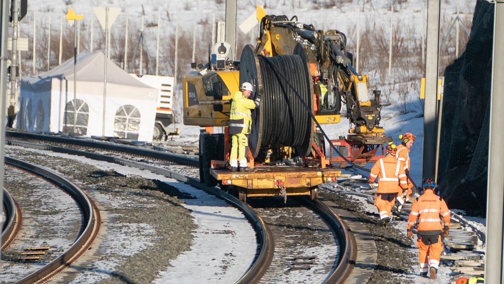 Få uker før Follobanen og Blixtunnelen skulle overleveres, var Bane Nor og hovedentreprenør AGJV uenige om den var ferdigstilt. Partene kom til enighet bare tre dager før overtakelse. I desember ble banen stengt, og gjenåpningsdatoen er fortsatt usikker. 