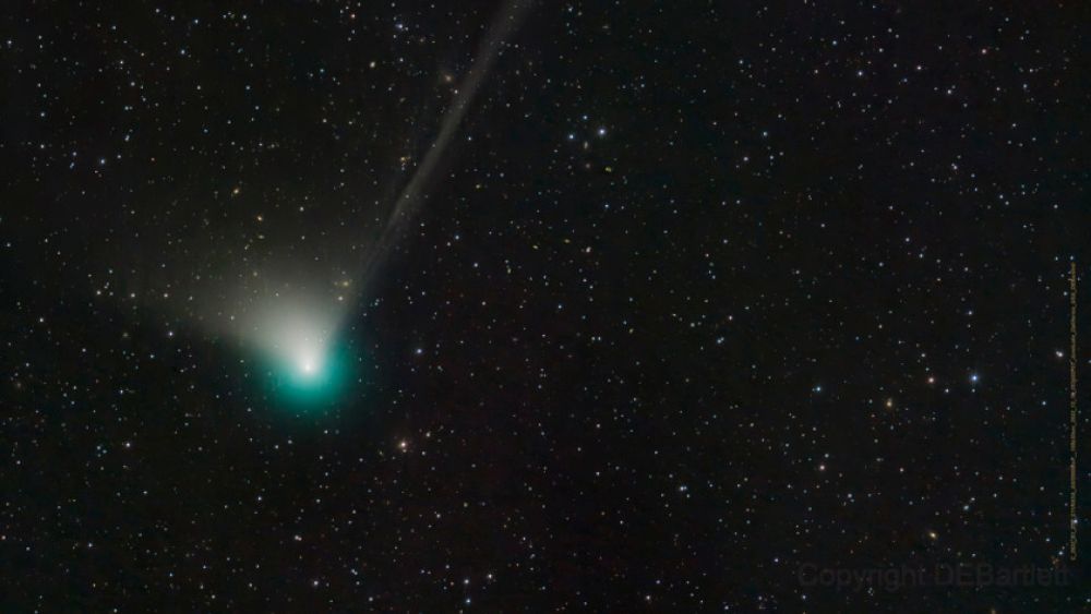 Et foto fra Nasa som viser kometen C/2022 E3 (ZTF) 19. desember i fjor. Nå er kometen nær jorda, og du kan se den med en god kikkert om du er heldig. 