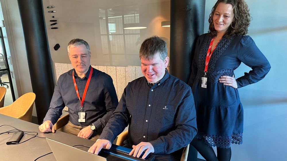 Jostein Stenevik viser teamleder Ingvar Hagelund (t.v.) og Margrethe Monsen, direktør i Redpill Linpro Norge, hvordan han jobber. 