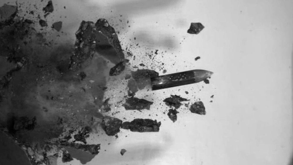 Her kommer et prosjektil ut etter å ha trengt gjennom en 100 millimeter tykk plate av ekstrem lavkarbon betong i 300 m/s.