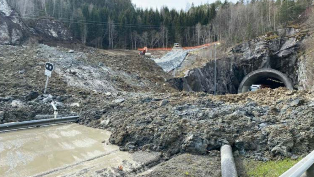 Skredet som gikk over E6 4. mai 2022 ble utløst av anleggsarbeid i forbindelse med byggingen av ny, firefelts motorvei mellom Ranheim og Værnes. Stavsjøfjelltunnelen (t.h.) skal utvides med ett løp. Bildet er fra dagen skredet gikk. 