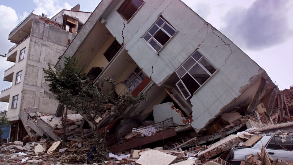 Jordskjelvet Tyrkia har ført til store skader på bygninger langt fra skjelvets episenter.