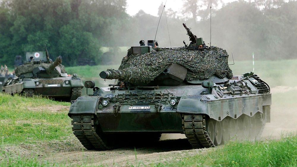 Danmark skal i samarbeid med andre land donere stridsvogner av typen Leopard 1, ifølge DR. Bildet viser en Leopard 1-stridsvogn i Storkau i Tyskland i 2000. 